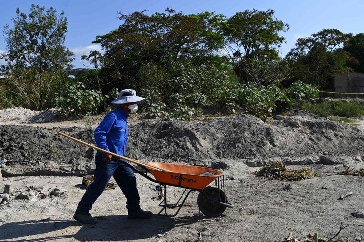 <p>El Salvador Devlet Başkanı Nayib Bukele düzenlediği basın toplantısında başkent San Salvador'un 113 kilometre kuzeyindeki Metapan kentindeki hastanede bir kişide Kovid-19'a rastlandığını duyurdu.</p>