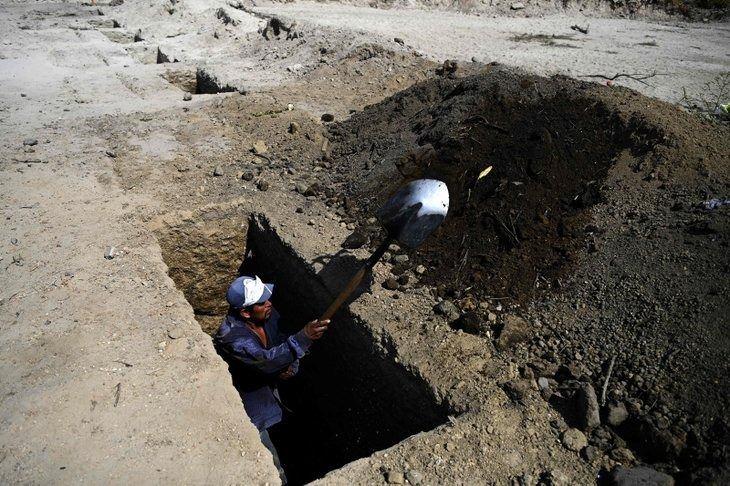 <p>Bukele, başkent San Salvador'da 2 bin 300 yataklı bir hastanenin salgın riskine karşı önlem olarak hazırlandığını bildirdi.</p>
