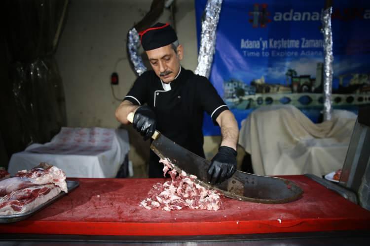 <p>Tarihi Kazancılar Çarşısı'ndaki bir restoran, kentin akla ilk gelen lezzetlerinden olan ve Türk Patent ve Marka Kurumuna yaklaşık 15 yıl önce tescil ettirilen Adana kebabını farklı bir sunumla müşterilerine hazırlıyor.</p>
