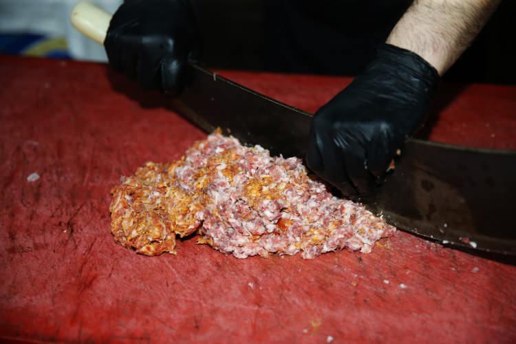 <p>Erkek kuzunun kaburga etinin "zırh" diye tabir edilen büyük bıçakla çekilmesinin ardından, tuz ve toz kırmızı biber kullanıp yoğurarak elde edilen kıyma, metrelik şişe saplanarak mangalda pişiriliyor.</p>

<p> </p>

<p> </p>

