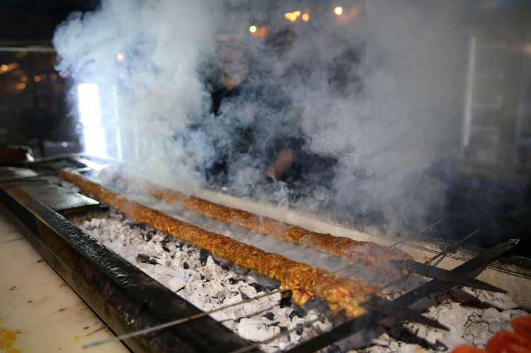 <p>- Metrelik kebap, müşterilerin de beğenisini kazandı</p>

<p>Müşterilerden Yusuf Akın da arkadaşlarıyla metrelik kebap yemeye geldiklerini söyledi.</p>
