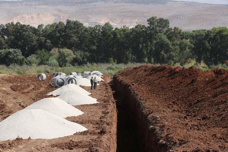 <p>Türk yardım kuruluşları, kurtarılan her yerleşime insani yardım kolileri ulaştırdı.</p>