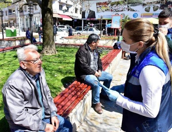 <p>Kaya'nın cevabı güldürürken, sağlık görevlisi, "Sizin sağlığınız daha önemli" deyince Kaya, parktan ayrılarak evinin yolunu tuttu.<br />
</p>