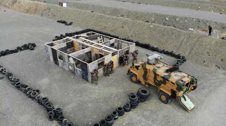 <p>Eğitimlerine aralıksız devam ettiklerini aktaran Yağcı, "Erzincan Emniyet Müdürlüğü Özel Harekat Şubesi olarak eğitimlerimize devam etmekteyiz. Başkanlığımızın belirlemiş olduğu eğitim program dahilinde eğitimlerimizi sürdürüyoruz. Eğitimlerimiz kapsamında her türlü ulaşım aracı ile binaya operasyon faaliyetleri icra ediyoruz. Gerçekleştirdiğimiz eğitimler sonucunda her türlü iklim ve coğrafyada görev yapmaya hazırız." dedi.</p>

