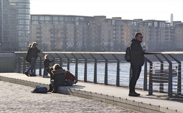 <p>Güneşli pazar gününde Londra'nın Greenwich bölgesinde toplu halde gezintiye çıkanlar olduğu görüldü.</p>