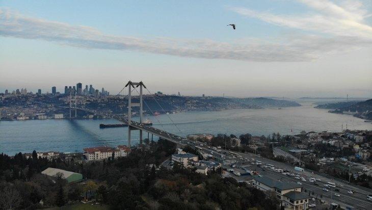 <p>Cuma günü sabah saatlerinde adete kilitlenen İstanbul trafiğinin bugün yoğunluk seviyesi yüzde 13 oranına kadar düştü.</p>

