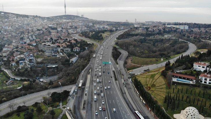 <p>Çin'de ortaya çıkan ve tüm dünyada etkisini gösteren korona virüsün Türkiye'de de görülmesinin ardından tedirginlik yaşayan vatandaşlar kalabalık ortamlardan uzaklaşmaya başladı.</p>
