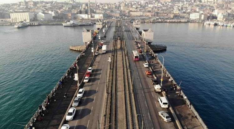 <p>Olta balıkçıları korona virüse rağmen Tarihi Galata Köprüsü’nde</p>