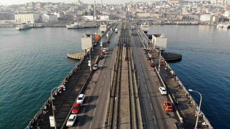 <p>Dünyayı saran korona virüs nedeniyle okul, cami ve iş yerlerinin kapatılmasının ve yetkililerin “evde kalın” uyarılarının ardından tüm Türkiye’de hayat adeta durdu. Ancak, olta balıkçılarını korona virüs de durduramadı. Tarihi Galata Köprüsü’ne sabahının erken saatlerinde gelen balıkçılar, balık tutup aralarında sohbet etti. Köprüde yaşanan yoğunluk ise havadan görüntülendi.<br />
</p>
