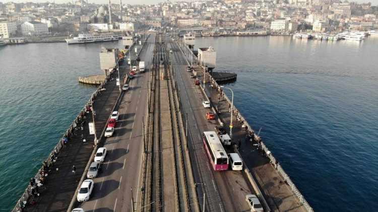 <p>Dünyayı saran korona virüs nedeniyle Türkiye’de yetkililer tarafından alınan önlemler gün geçtikçe daha da sıklaşıyor. Son olarak 65 yaş üstü ve özellikle kronik rahatsızlığı olan hastaların 24.00’den itibaren dışarıya çıkmasının yasaklanmasının ardından İstanbul adeta hayalet şehre döndü. Mega kentin en yoğun cadde ve sokaklarında insan görülmezken, Tarihi Galata Köprüsü’nde ise yoğunluk yaşandı. Yoğunluğun sebebi ise olta balıkçılarıydı. Yetkililerin “evde kalın” uyarılarına rağmen pazar sabahının erken saatlerinde oltalarını alan vatandaşlar köprüye gelerek balık tutmaya başladı. Maske ve eldiven takmayarak hiçbir önlem almadıkları görülen balıkçılar, yakın mesafeden de kendi aralarında sohbet etmeyi ihmal etmedi.<br />
</p>