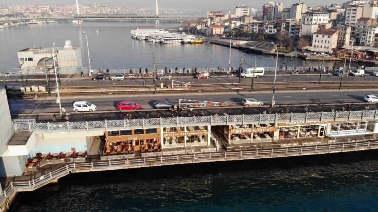 <p>“65 yaş üstü ihtiyarlar gelmedi, burası bize kaldı”</p>
<p>Balıkçı Muhammet Solak, “Burası İstanbul’un tarihi balık yeridir. Gördüğünüz herkes balık hastasıdır. Birçoğu korunuyor, bazıları da korunmuyor. Sabah gazetede gördüm, 65 yaş üstü ihtiyarlar onlar buraya geliyorlardı.</p>