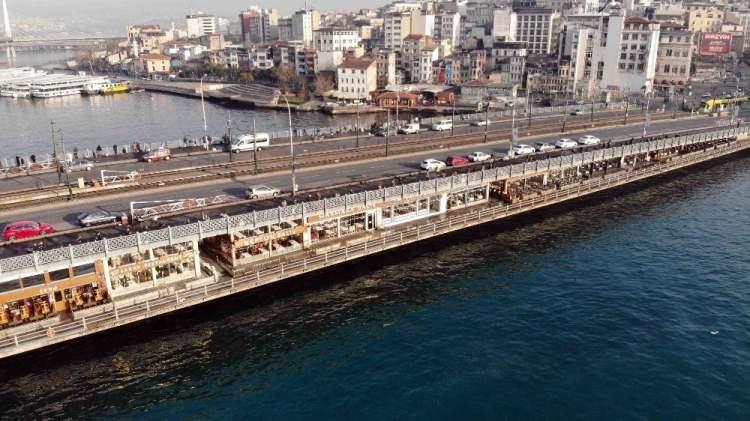 <p>Bugün onlar gelmediler, burası bize gençlere kaldı. Açık alanda korona virüsün o kadar etki göstermeyeceğini sanıyorum. Kapalı alan ile açık alan farklı oluyor. Normal bir kalabalık var, virüs salgını çok etkili oldu.</p>