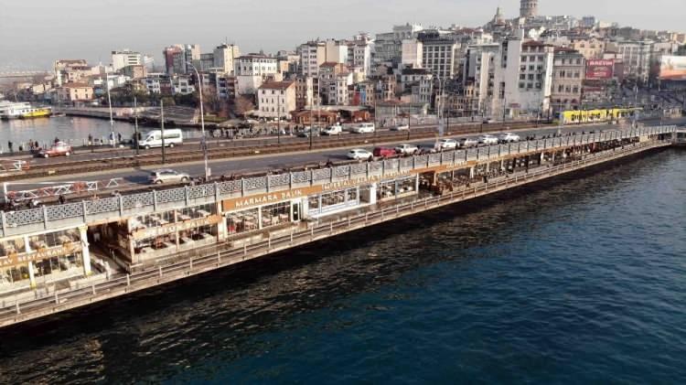 <p>Normalde burada olta atmaya yer bulamazdık” dedi.<br />
Öte yandan, Tarihi Galata Köprüsü’nde olta balıkçılarının yoğunluğu ise havadan görüntülendi.</p>