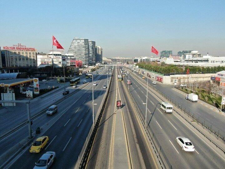 <p>Havada çekilen görüntülerde yolların boş olduğu görüldü.</p>