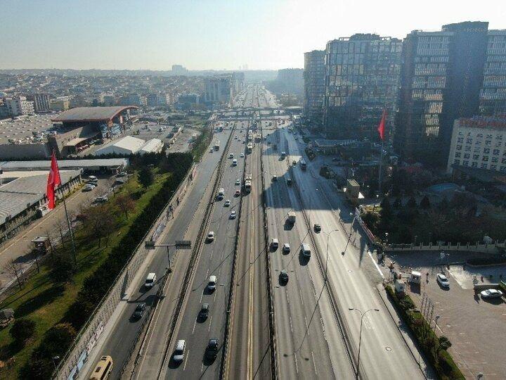 <p>Normal zamanlarda trafik yoğunluğunun yaşandığı boğaz köprüleri, E-5 ve TEM otoyolunun boş olduğu görüldü. Metrobüs duraklarının boş olması ise havadan drone ile görüntülendi.</p>