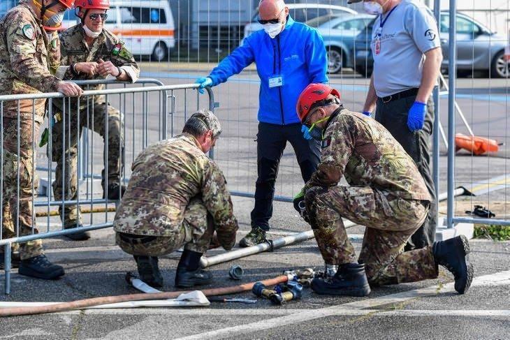 <p><strong>BİR GÜNDE 627 KİŞİ ÖLDÜ</strong></p>
<p>Ülkede, 21 Şubat'ta patlak veren Kovid-19 salgınında bilanço ağırlaşmaya devam ediyor. Sivil Savunma Genel Müdürü Angelo Borrelli, başkent Roma'da düzenlediği basın toplantısında, ölümcül salgın nedeniyle ölenlerin sayısının 627 kişi artarak 4 bin 32'ye yükseldiğini açıkladı.</p>