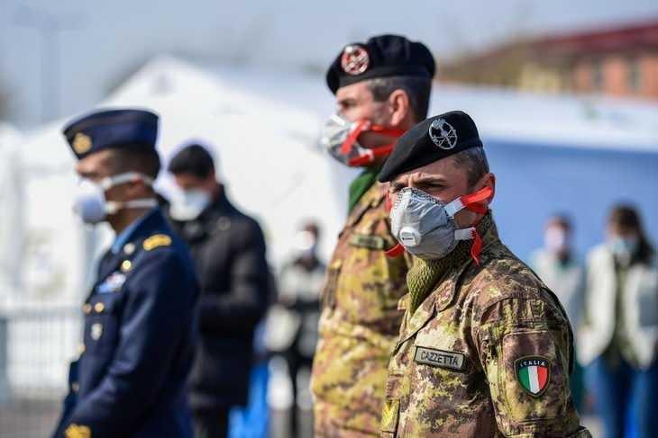 <p><strong>ROMA KONTROL ALTINDA</strong></p>

<p>Virüsün en çok yayıldığı ve en çok can aldığı kuzeydeki Lombardiya'nın merkezi Milano kentinde, bölge yönetiminin isteği, valiliğin onayıyla Milano caddelerinde daha önce terörle mücadele kapsamında görevlendirilen 114 askerin, karantina tedbirlerinin uygulanmasını da denetlemeye başladığı belirtildi.</p>
