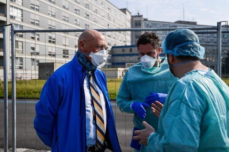 <p>Lombardiya Bölgesel Yönetimi Başkanı Attilio Fontana, hükümetten insanların sokağa çıkmaması konusunda daha sıkı tedbirler almasını isterken, dünkü talebine karşılık görevlendirilen 114 askerin az olduğunu vurguladı. Fontana, ordunun sokaklarda görev yapmasının caydırıcı bir etkisi olacağını söyledi.</p>