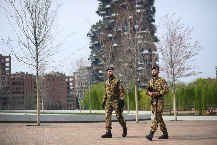 <p><strong>İTALYA'DA ORDU SOKAĞA ÇIKIYOR</strong></p>
<p>Yeni tip koronavirüsün Avrupa'daki merkez üssü haline gelen İtalya'da halkın sokağa zorunlu olmadıkça çıkmamasını denetlemek üzere askerlerin şehir merkezlerinde görevlendirilmesi planlanıyor.</p>
