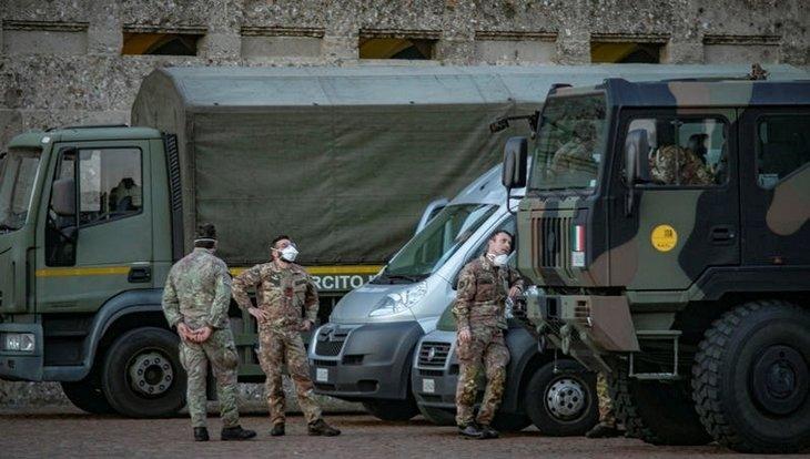 <p>İtalyan ANSA ajansının haberinde, Başbakan Giuseppe Conte ve hükümetin, şehir içi dolaşımı daha da kısıtlayan, ordunun caddelerde görev yapması dahil farklı önlemlerden oluşan yeni bir yasal düzenleme hazırlığında olduğu ifade edildi.</p>
