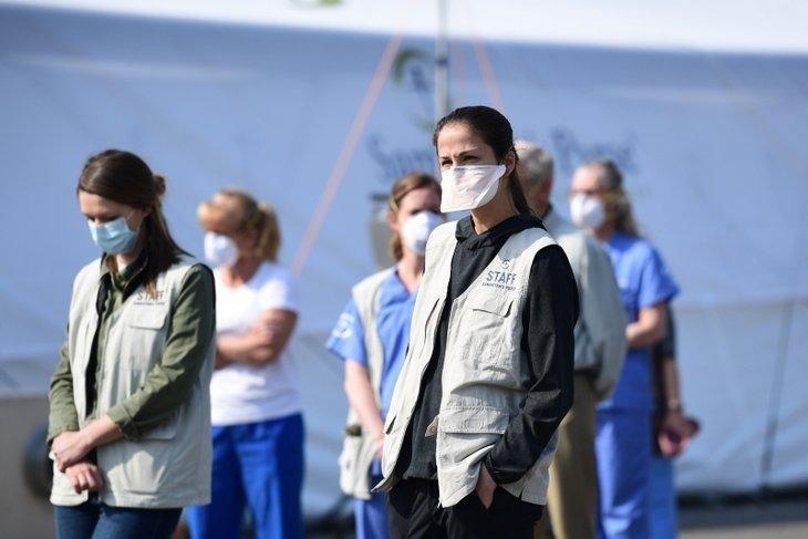 <p>Başbakan Giuseppe Conte, 9 Mart'ta imzaladığı kanun hükmünde kararnameyle, ülke genelini kırmızı bölge ilan ederek, serbest dolaşımı yasaklayan, evden zorunlu ihtiyaçlar dışında çıkışları sınırlandıran sıkı karantina tedbirlerini uygulamaya koymuş, ilk ve orta dereceli okullar ile üniversiteleri, tüm spor müsabakalarını 3 Nisan'a kadar askıya almıştı.</p>