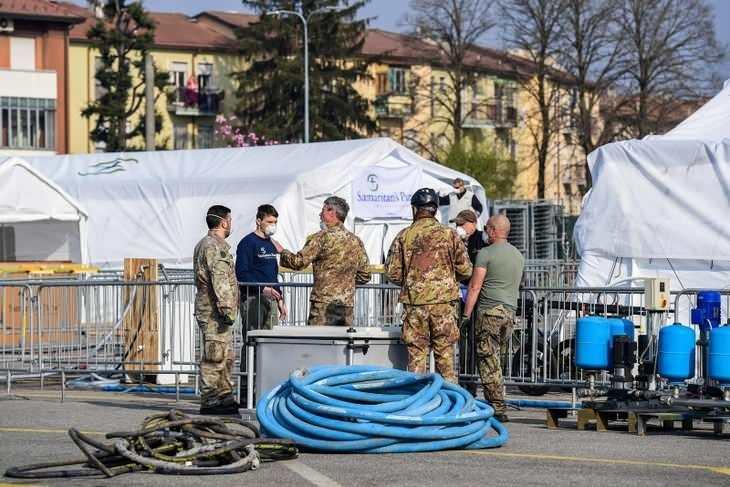 <p><strong>İTALYA'YA DIŞ YARDIMLAR</strong></p>
<p>Koronavirüs salgınıyla ülke çapında mücadele eden İtalya'ya dış yardım da gelmeye devam ediyor. Çin, geçen hafta başkent Roma'ya yaptığı yardımın ardından önceki gün virüsten en çok etkilenen Lombardiya Bölgesi'ne 2. tur yardım gönderdi.</p>
