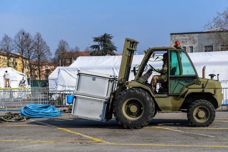 <p>ABD'li bir sivil toplum kuruluşu Kovid-19'un en yaygın görüldüğü yerlerden Cremona'ya bir sahra hastanesi kurarken, dün de Almanya'dan solunum cihazı ve ekipmanlarından oluşan bir uçak dolusu yardım geldi. Fransa da İtalya'ya maske göndereceğini açıklamıştı.</p>