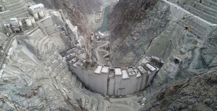 <p>16 Ekim itibarıyla baraj için dökülen gövde beton miktarı 2.562.000 metreküp seviyesine ulaştı. Tamamlandığında Yusufeli Barajı ve Hidroelektrik Santral Projesi’nin kurulu gücü 558 megavat ve yıllık enerji üretimi 1 milyar 888 milyon kilovatsaat olacak. Projenin santral binası ve enerji yapılarında betonlama çalışmaları planladığı şekilde devam ederken, enerji santralinin elektro mekanik parçalarının montajları da inşaat faaliyetlerine bağlı olarak yürütülüyor.<br />
</p>
