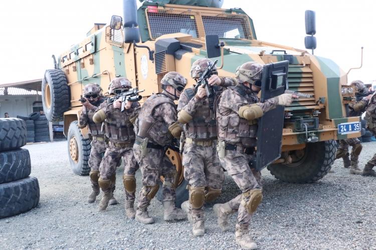 <p>Yurt içi ve yurt dışında verilecek görevlere her daim hazır olan ve adeta 7 gün 24 saat elleri tetikte görev yapan PÖH'ler, her türlü zorlu doğa şartlarında görevlerini aksatmadan yerine getirip halkın huzur ve güvenliğini sağlamak için çaba gösteriyor.</p>
