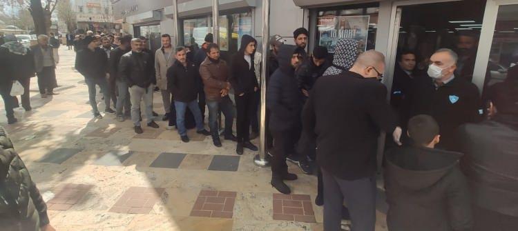 <p>Şanlıurfa’da çoğunluğu kadın olmak üzere onlarca kişi işlem yaptırmak için PTT şubesine geldi. Sarayönü PTT Şubesi'nin önünde aralarında hiç mesafe olmadan uzun kuyruk oluşturan vatandaşlar, uzun süre sıranın kendilerine gelmesini bekledi. Zaman zaman sıra yüzünden tartışmanın yaşandığı şubede görevliler de zor anlar yaşadı.<br />
</p>