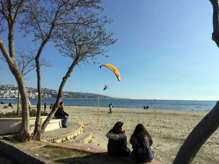 <p>“Evden korka korka çıkıyorum”<br />
Virüs nedeniyle her yeri temizlediğini, sürekli ellerini yıkadığını aktaran Nadire Durhan, “Evden korka korka çıkıyorum. Geliyoruz insan dolu. Çıkmayın diyorlar ama yasağa kimse uymuyor. Ben deniz havası almaya çıktım. Ama insanlara bulaşmıyorum. Evde her yeri temizliyoruz. Keşke her zaman temiz olsak da bu virüsten kurtulsak. İnşallah kurtulacağız. Torunumu göremiyorum. Dikkat ediyoruz, ellerimizi hep yıkıyoruz” dedi.</p>
