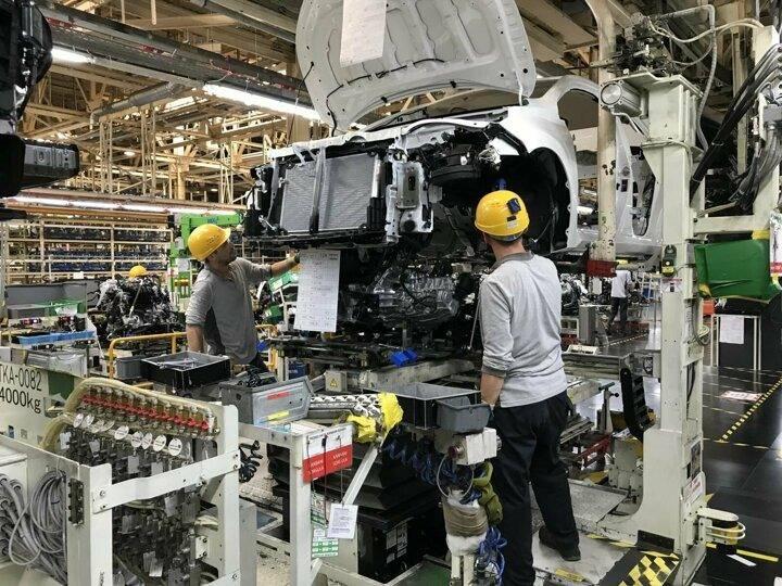 <p>Bu kapsamda Toyota Otomotiv Sanayi Türkiye, çalışanlarının sağlığını güvence altına alma konusunda en üst düzeyde hassasiyet göstererek 21 Mart-5 Nisan tarihleri arasında 2 hafta süreyle üretime ara veriyor.</p>