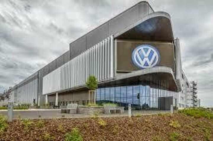 <p>Alman şirketi Volkswagen de fabrikalarında üretimi iki haftalığına durdurdu.</p>
