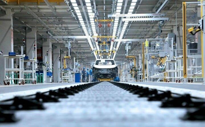 <p>Volkswagen’den yapılan açıklamada, “Çalışanlar ve ailelerinin sağlığını ve güvenliğini sağlamak şu anda en önemli önceliğimiz. Ana amacımız Koronavirüsün yayılmasını mümkün olduğu ölçüde yavaşlatmak” denildi.</p>
