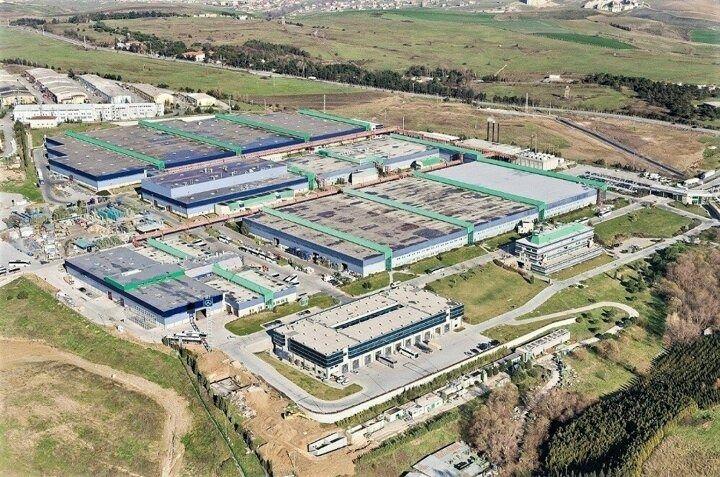 <p>​Mercedes-Benz Türk, yeni tip koronavirüs salgını nedeniyle Hoşdere Otobüs Fabrikası’nı 23 Mart-5 Nisan ve Aksaray Kamyon Fabrikası’nda 28 Mart-10 Nisan 2020 tarihleri arasında 2 haftalığına ara verme kararı aldıklarını duyurdu.</p>
