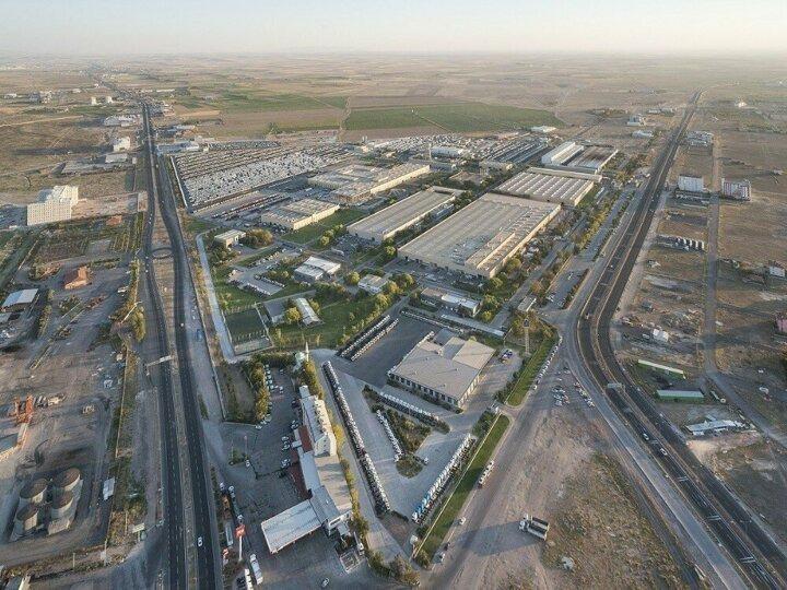 <p>Şirketten yapılan açıklamada şu ifadelere yer verildi: Mercedes-Benz Türk olarak, yeni tip koronavirüs (Kovid-19) salgını ile ilgili çalışanlarımızın ve toplumumuzun sağlığına yönelik tedbirler ile uluslararası tedarik zincirindeki lojistik aksamalar kapsamında, üretim faaliyetlerimize Hoşdere Otobüs Fabrikası’nda 23 Mart - 5 Nisan ve Aksaray Kamyon Fabrikası’nda 28 Mart - 10 Nisan 2020 tarihleri arasında 2 haftalığına ara verme kararı aldık.</p>