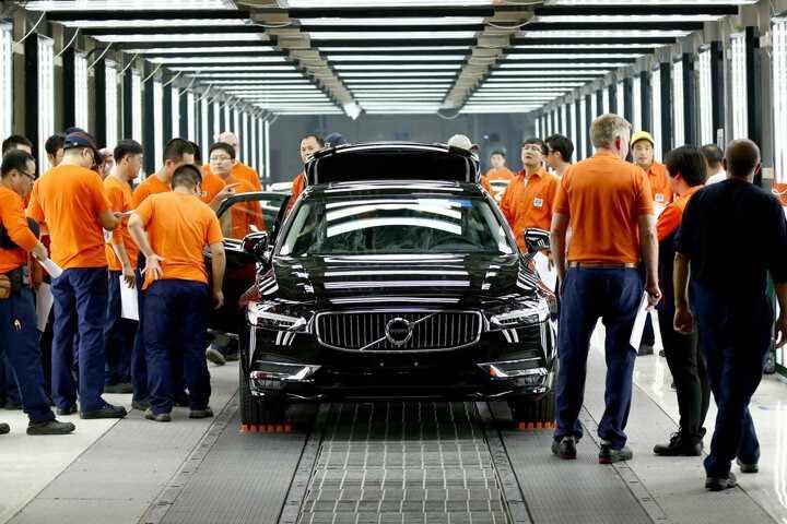 <p>Volvo'dan yapılan yazılı açıklamada, koronavirüs salgınının piyasaları zayıflattığı, üretimde aksaklılara yol açtığı ve çalışanların sağlığıyla ilgili kaygılara neden olduğu kaydedildi. </p>