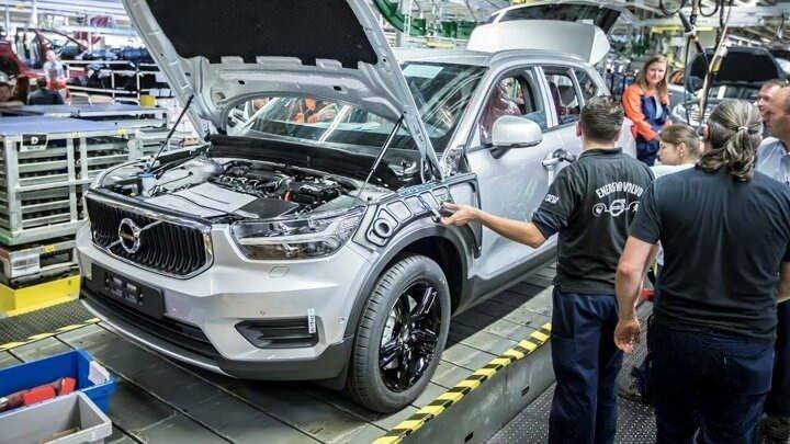 <p>Şirketin tüm çalışanların sağlığı ve güvenliğine öncelik verdiği ifade edilen açıklamada, bu çerçevede Volvo Belçika fabrikasının 5 Nisan'a kadar kapalı kalacağı, İsveç ve ABD'deki fabrikaların 26 Mart-14 Nisan'da üretime ara vereceği belirtildi.</p>
