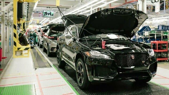 <p>Jaguar-Land Rover'dan yapılan açıklamada da, koronavirüs salgını nedeniyle İngiltere'deki tesislerde üretime geçici olarak ara verildiği bildirildi.</p>