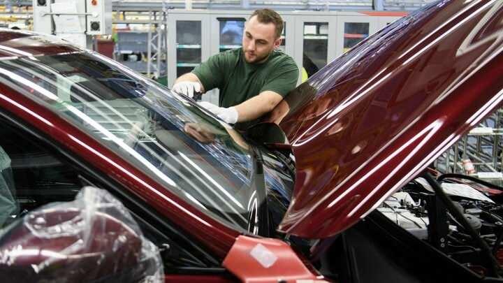 <p>Jaguar-Land Rover'dan yapılan açıklamada da, koronavirüs salgını nedeniyle İngiltere'deki tesislerde üretime geçici olarak ara verildiği bildirildi.</p>
