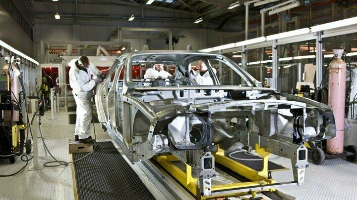 <p>Bentley de, koronavirüs salgını nedeniyle bugün itibarıyla İngiltere'de üretimi durdurma kararı alındığını açıkladı.</p>