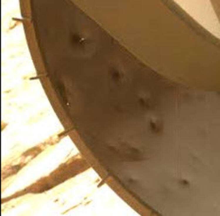 <p>Bu da Curiosity'nin tekerleğinin iç cephesinden görüntüsü... Her yeri delik deşik... Ancak NASA buna çözüm bulmuşa benziyor; tekerleği yeniden icat eden NASA bakın yeni canavarı için ne yaptı?</p>
