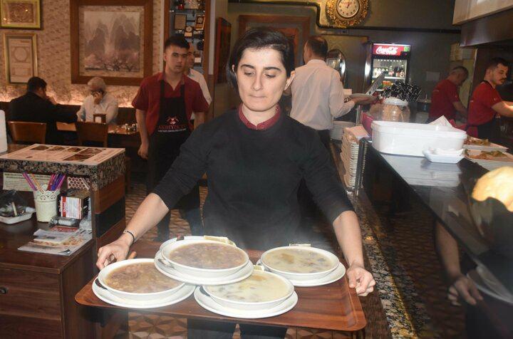 <p>'KORONAVİRÜSTEN KORKMAYIN, DOĞRU BESLENİN'<br />
<br />
Koronavirüsün paniğe yol açtığını, öldürücülüğü yüzde 2 olan bu virüsün genellikle 80 yaş ile kronik bir rahatsızlığı olanlarda ölümlere yol açtığını belirten Diyetisyen Derya Zünbülcan, vücuduna iyi bakan ve kelle paça gibi kilit besinlerle beslenenlerin korkmaması gerektiğini söyledi.</p>
