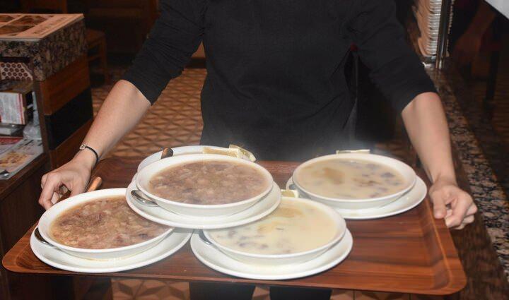 <p>'KOLAJEN DEPOSU EN YÜKSEK ÇORBA'<br />
<br />
Bornova ilçesinde 11 yıldır döner, kebap, et ve çorba satışı yapan Yılmaz Akbıyık, koronavirüs salgınının kelle paça çorbasına ilgiyi artırdığını anlattı. İçeriğindeki kolajen, vitamin, minerallerle bağışıklık sistemini güçlendiren paça çorbasının kış aylarında soğuk algınlığı ve gripten koruduğuna dikkat çeken Akbıyık, paça çorbasının sarımsak, limon ve sirke içeriği ile antibiyotik kullanımına gerek bırakmadığını savundu.</p>