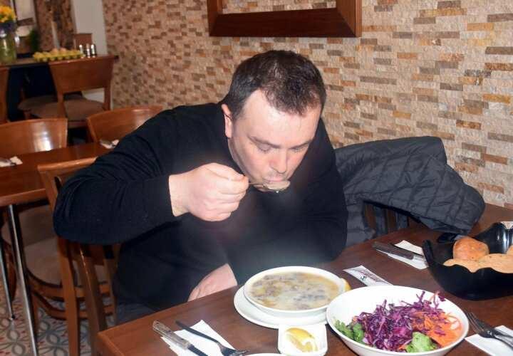 <p>'ŞİFA KAYNAĞI KELLE PAÇA'<br />
<br />
Kelle paça çorbası içmek için sıraya girdiklerini söyleyen İlyas Kaşıkara da genç olduğunu ve kişisel temizliğine büyük önem verdiğini belirtip, "Sık sık ellerimi yıkarım. Mümkün olduğunca bir yerlere temas etmemeye çalışıyorum. Kelle paça şifa kaynağı bir çorba. Tadını seviyorum. İki, üç günde bir içerim" dedi. Mesut Vatansever de "İki günde bir kelle paça çorbası içerim, grip olduğumu hatırlamam. Koronavirüsten korkmuyorum. Çorbamı içerim endişe yaşamam."</p>