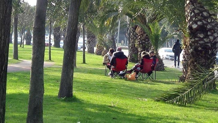 <p>İstanbul'da sahiller, korona virüs tehlikesine aldırmayıp kendisini dışarı atan vatandaşlarla doldu. Maltepe ve Kartal Sahili'ne adeta akın eden vatandaşlardan bazıları balık tuttu, bazıları piknik yaptı, bazıları da spor yaptı. Korona virüsüne aldırmadan sahile giden vatandaşların oluşturduğu kalabalık havadan görüntülendi.</p>