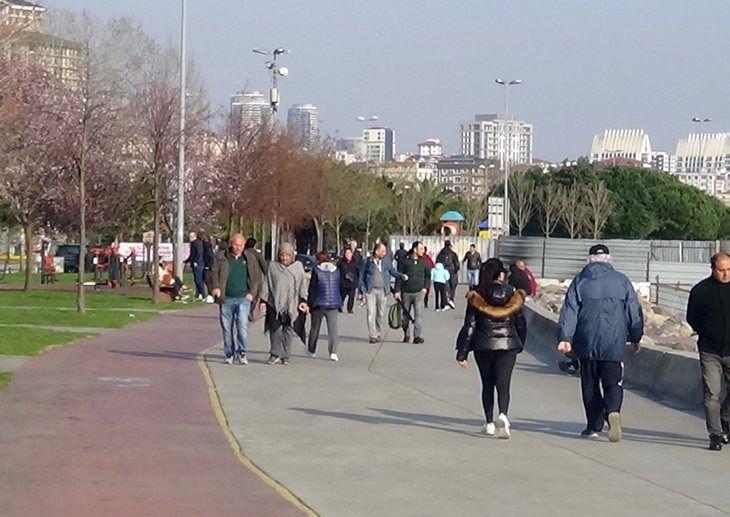 <p>Evde kalın uyarılarına kulak asmayan vatandaşlar Maltepe ve Kartal Sahili'ne adeta akın etti.</p>