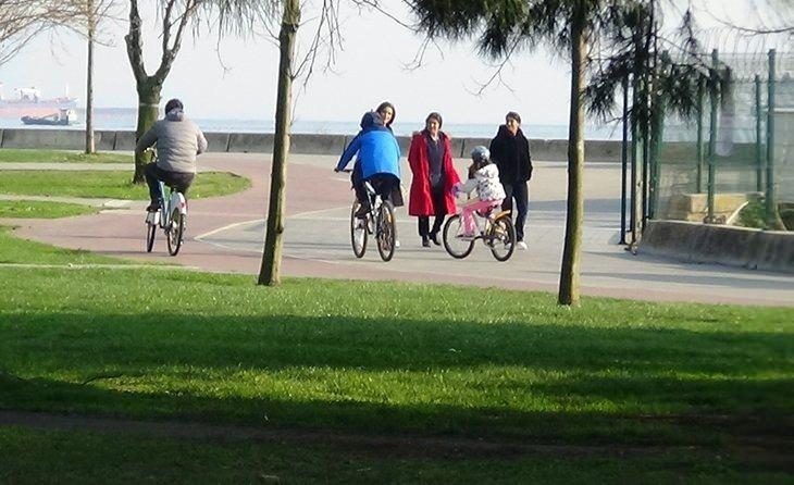 <p>Kimi vatandaşlar balık tuttu, kimisi arkadaşlarıyla beraber piknik yaptı, kimisi ailece sahilde yürüyüş yaptı kimisi de spor yaptı.</p>