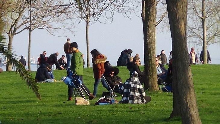 <p>Temiz hava almak için dışarı çıktıklarını belirten vatandaşlar sahilde kalabalık oluşturdu.</p>