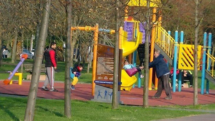<p>Çocuklarıyla beraber sahilde yürüyüş yapan bir vatandaş, <strong>"Hava çok güzel evde devamlı durmaktansa dışarıda açık havada çocuklarımızla beraber yürüyüş yapıyoruz. Dışarı çıkmayın derken birbirinize yanaşmayın, mesafeniz olsun diyorlar. Bana göre turp gibiyiz Maşallah" </strong>dedi.</p>